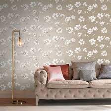Pierre Wallpaper In White Gold From The Exclusives Collection By Graha In 2021 White And Gold Wallpaper Gold Wallpaper Grey Floral Wallpaper