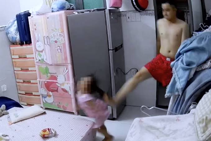 Bé gái 3 tuổi bị người tình của mẹ bạo hành, Sở Y tế TPHCM vào cuộc | Báo Dân trí