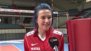 2021 milletler ligi ve 2020 tokyo olimpiyat oyunları'nda ülkemizi temsil edecek olan türkiye a milli kadın voleybol takımı'nın önemli oyuncusu meryem boz'un sportif duruşu, dinamik. Meryem Boz Olimpiyatlarda En Iyiyi Yakalamak Icin Milletler Ligi Iyi Bir Turnuva Olacak Son Dakika Spor