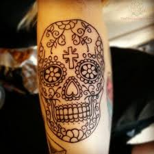Black And White Sugar Skull Thigh Tattoo Black Ink Sugar Skull Tattoo On Leg Jpg 612 612 Sugar Skull Tattoos Tattoos For Women Leg Tattoos
