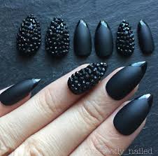 Diseños e ideas de uñas decoradas si estás pensando en llevar unas uñas decoradas perfectas todos los días, probablemente estés pensando en decantarte por las uñas acrílicas así que te recomendamos que sigas leyendo este artículo porque encontrarás muchas ideas para hacerte diseños de uñas increíbles. Studded Matte Black Handpainted False Nails Fake Nails Etsy Unas Negras Mate Unas Acrilicas Picudas Manicura De Unas