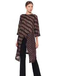 Memakai hijab memang membuat penampilan sangat mempesona serta lebih elegan. 30 Model Baju Batik Atasan Wanita Kantor Terbaru 2019 Pakaian Kerja Wanita Model Baju Wanita Model Pakaian