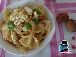La noce, contiene fosforo, ferro e potassio ed è il le ricette con noci più conosciute e diffuse sulle nostre tavole sono: Farfalle Con Pesto Di Noci Fresche E Pancetta Ricetta Kreattivablog