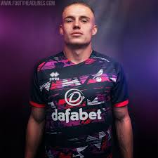 The club crest, as with last season's third kit, changes. Norwich City S New Kit Is A Pink Assault On The Senses Joe Co Uk