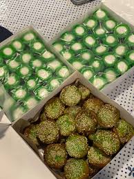 Bahagian luar yg hijau rasanya manis, dan dilengkapi bahagian dalam berwarna putih lemak masin rasanya. Kuih Nona Manis Kuih Bakar Food Drinks Homemade Bakes On Carousell