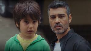 En una escena ella revela que está distanciada de su madre y por ello no le pide ayuda. Fuerza De Mujer Temporada 2 Episodio 2 La Turca