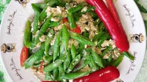 Daging ayam cuci bersih dan potong dadu, kemudian rendam menggunakan air. Resepi Sayur Kacang Panjang Masak Kicap