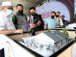 Menurut piawaian antarabangsa, 'rumah mampu milik' ditakrif sebagai rumah berharga kurang tiga kali ganda pendapatan isi rumah median tahunan, sebaliknya harga rumah di malaysia kini lima kali ganda pendapatan isi rumah median tahunan, sekali gus menjadikannya sangat tidak mampu milik. 20 000 Unit Rmm Menjelang Tahun 2023