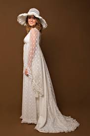 Hai bisogno di un abito da sposa per il tuo giorno più bello? 1970s Boho Medieval Style Wedding Dress Bell Sleeve Hat Vintachicvintachic