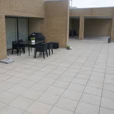 Belagt Terrasse Med Store 60x60 Fliser I Gra Terrasse Udendors Terrasse Udendors