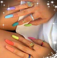 El diseño de uñas también se considera un arte, y es que no es sencillo pintar pequeñas flores, mezclar colores y agregar efectos para que se vean como si estuvieran en tercera. Syramalg Nail S Jueves De Unas Acrilicas De Colores Facebook