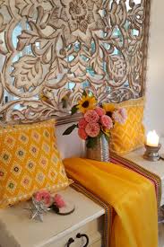 Shabby Chic Mit Gelbe Dekokissen Boho Stil Wohnzimmer Deko Kommode Boho Wohnung Home Accessoires In 2020 Wohnaccessoires Dekor Mexikanische Textilien