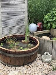 Jetzt Wird Es Nass Diy Miniteich Im Holzfass Diy Gartenbrunnen Rustikaler Garten Brunnen Garten