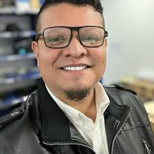 Que onda banda! Hoy queremos felicitar al buen Ray Navarro , cofundador,  fotógrafo, web master, diseñador de Sonoro News, melómano, Maestro Pokémon  y amante de las buenas cawamas. Hermano te mandamos un