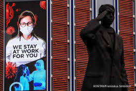 Menggunakan alat pelindung diri seperti masker. Berikut 5 Kelemahan Virus Corona Yang Bisa Anda Manfaatkan Untuk Cegah Penularan
