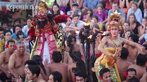 Tari kecak ini sangat populer tidak hanya di indonesia tapi juga di dunia. Kecak Monkey Chant Fire Dance Tari Kecak Di Pura Luhur Uluwatu Pulau Dewata Bali Youtube