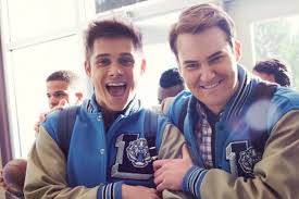 Tony (christian navarro) and ani (grace saif), who is somehow very good friends with tony, in season three of 13 reasons why. 13 Reasons Why Saison 3 Deux Acteurs Promus Reguliers Nextplz