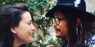 Liv Tyler et son père Steven chantent dans un sympathique duo (VIDÉO)