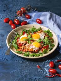 Have you ever tried shakshuka? Shakshuka Rezept Fur Die Kostliche Tomaten Paprika Pfanne Mit Ei Bayern 1 Radio Br De
