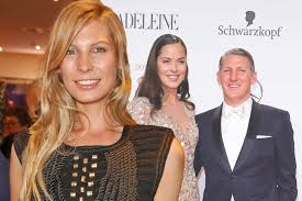 Er fragte seinen neben ihm sitzenden er schaute zusammen mit seiner frau ana ivanovic beim basketball vorbei und drückte wie zu alten. Ana Ivanovic Bastian Schweinsteiger Das Sagt Sarah Brandner Zu Den Babynews Gala De