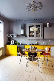 Une Cuisine Au Look Etonnant Frenchy Fancy Cuisine Jaune Cuisine Moderne Cuisines Deco