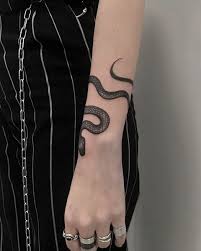 Snaketattoo Armtattoo Snakes Blacktattoos Blacksnake Tattoo Armtattoo Blacksnake Blacktat Anlamli Dovmeler Dovmeli Kizlar Dovme Fikirleri