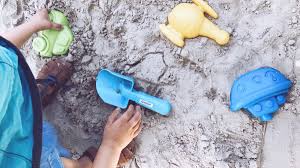 Kinder haben stets und ständig einen natürlichen bewegungsdrang und lieben es, draußen zu spielen! Spielzeug Fur Den Garten 7 Spielideen Fur Kleinkinder Im Sommer Werbung