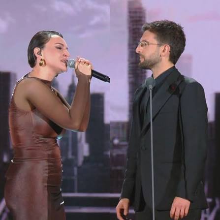 Piero Barone and Arisa sing together so naturally and full of feeling.  Their voices are not only beautiful but also blend perfectly, like they're  having a conversation through music. This performance makes