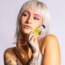 Amanda Grizzle's Instagram, Twitter & Facebook