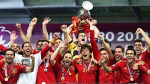 Ça devient intéressant là, mdr le fight pour la balle. Espagne Italie Euro 2012 L Espagne Reste Au Sommet Uefa Euro 2020 Uefa Com