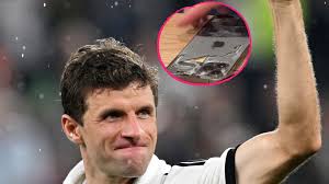 Von wegen Luxus: Thomas Müller hat ein Schrott-Smartphone!