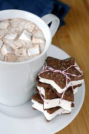 Solitary Chocolate And Almond Marshmallow Sandwich Cookies With Hot Chocolate Alimentation Nourriture Et Biscuits Au Cacao