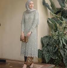 Baju gamis masih tetap menjadi tren dan pilihan utama para muslimah yang ingin tampil modis dan cantik di tahun ini. 40 Model Kebaya Muslim Yang Stylish Dan Trendi Untuk Kondangan Updated 2021 Bukareview