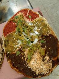Bistec En Salsa Roja De Jitomate De Tres Sabores En El Mismo Huarache Rojo Verde Y De Mole Con Ensalada De Nopales Encima Recetas Mexicanas Comida Tipica De Mexico Comida Mexicana