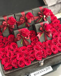 كوش روزانا ورد تنسيق هدايا تغليف جوري احمر تصميم تصويري زهور