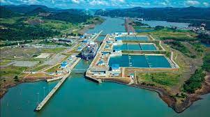 El Canal de Panamá alivia las restricciones y eleva a 24 los tránsitos  diarios desde enero