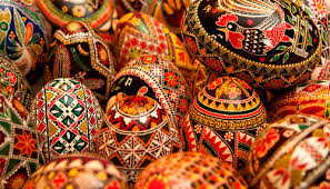 Storing pot lids can be a pain. How To Display A Collection Of Decorated Eggs