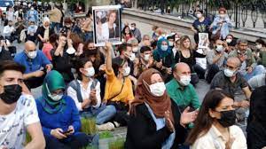 İzmir'de hdp'ye yönelik saldırıda öldürülen deniz poyraz'ın ailesi, yakınları ve partililer, cenazeyi almak üzere konak ilçede bulunan tepecik mahallesi'ndeki mezarlıklar. E9haholgz2k8xm