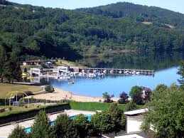 C'est un lac collinaire créé pour l'étiage de l'adour, et l'irrigation du maïs. Lac De La Raviege Montagne Du Haut Languedoc