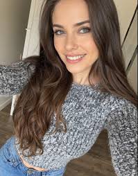 Claro que si cariño 🥰 y algo más creo yo. Tienes unos ojitos grises  verdosos preciosos. Una carita fina suave y tierna, unos labios 👄 carnosos  dulces y sabrosos. Y una sonrisa