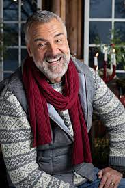 Ernst kirchsteiger reser till olika platser runt om i sverige där han med sin smarta och enkla inredningsfilosofi hjälper familjer med olika sommarprojekt. What Wholesome Tv Personality Makes The 45 Year Old Women Swoon In Your Country Askeurope