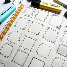 La decoración de cuadernos harán en las hojas maravillas, ya que le dará ese retoque final con adornos adecuados para cada área, las portadas y las caratulas serán las más creativas obras de arte si así tú te propones, cada uno de los modelos que encontraras aquí harán muy bonitas las caratulas. Decoracoes Para Cadernos Libreta De Apuntes Tutorial De Letras Decorar Hojas De Cuaderno