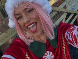 Performed at a Family Christmas party for a repeat client…and just as I was  wrapping up the grinch showed up 😱😱