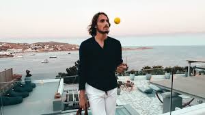 Αυτή τη φορά ωστόσο έκανε μια. Stefanos Tsitsipas Oi Boltes Me To Skafos Kai Ta Bradia Sth Mykono Me Thn Syntrofo Toy