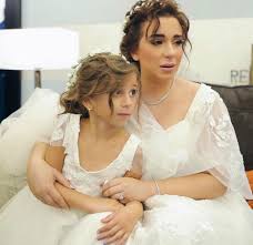 أكدت أسما أنها فخورة بوالدها وموقفه ضد المتنمرين بفريدة وكاميليا، وعلقت على الواقعة عبر حسابها على موقع إنستجرام، ونشرت فيديو يلخص الأزمة وكتبت: ØµÙˆØ± Ø£Ø³Ù…Ø§ Ø´Ø±ÙŠÙ Ù…Ù†ÙŠØ± ØªØ¨ÙƒÙŠ Ø¨Ø³Ø¨Ø¨ Ø§Ø¨Ù†ØªÙ‡Ø§ ÙÙŠ Ø²ÙØ§ÙÙ‡Ø§ ÙˆØ¹Ø±ÙŠØ³Ù‡Ø§ ÙŠÙˆØ¬Ù‡ Ø±Ø³Ø§Ù„Ø© Ù„ÙˆØ§Ù„Ø¯ØªÙ‡ Ù…Ø¬Ù„Ø© Ù‡ÙŠ