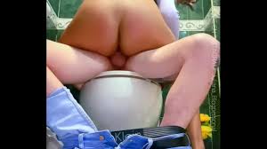 Pareja de la universidad son pillados teniendo sexo en baño publico -  XNXX.COM