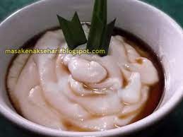 Bubur sumsum merupakan bubur dengan tekstur lembut yang dibuat dengan menggunakan tepung beras lalu disajikan bersama dengan kuah gula merah yang dilarutkan. Resep Bubur Sumsum Gurih Spesial Lembut