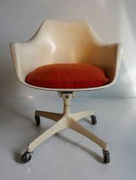 Eero saarinen for knoll executive arm office desk chair off white boucle 4 avail. Rare Eero Saarinen For Knoll Two Position Executive Desk Chair At 1stdibs