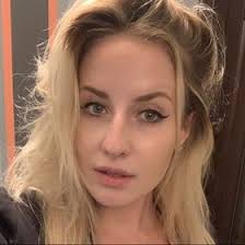 Angela Abram (Dezugen) — profil