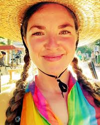 Are there color theme days at the Oregon Country Fair?